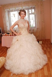 Свадебное платье цвета шампань.